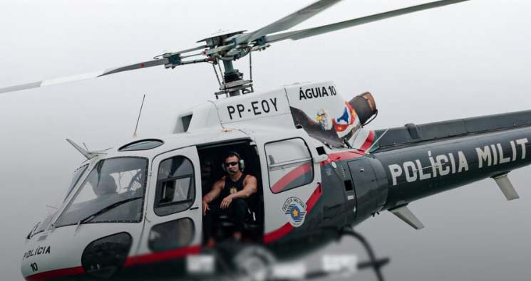 Duas pessoas são salvas pelo helicóptero Águia após se afogarem em praia de Guarujá