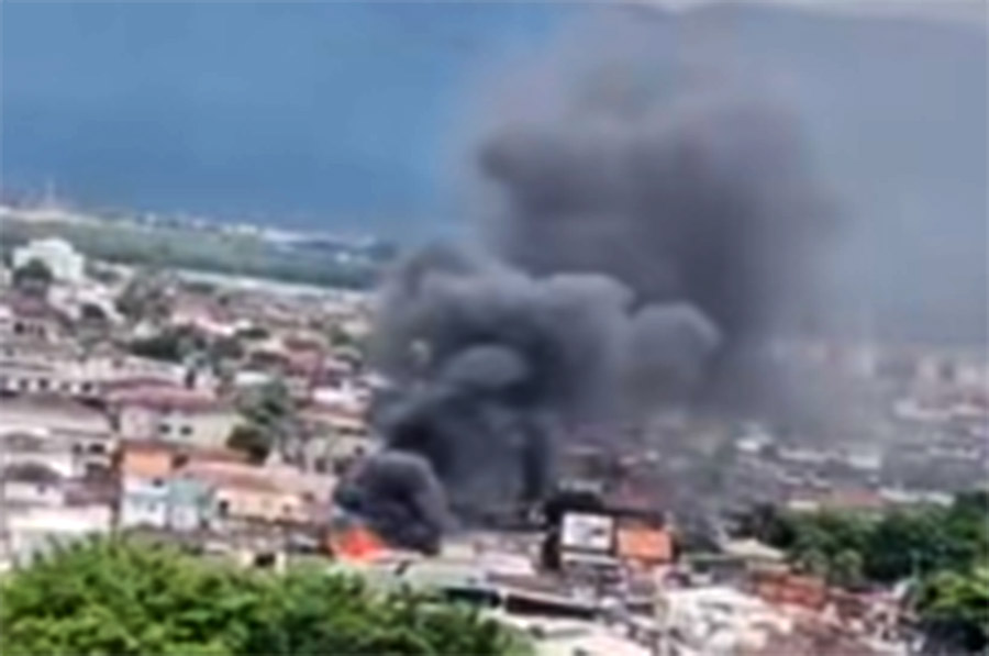 Incêndio destrói sobrado de madeira na Zona Noroeste, em Santos