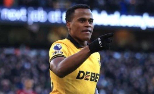 Alvo do Palmeiras, Arias deslancha na Inglaterra após começo apático