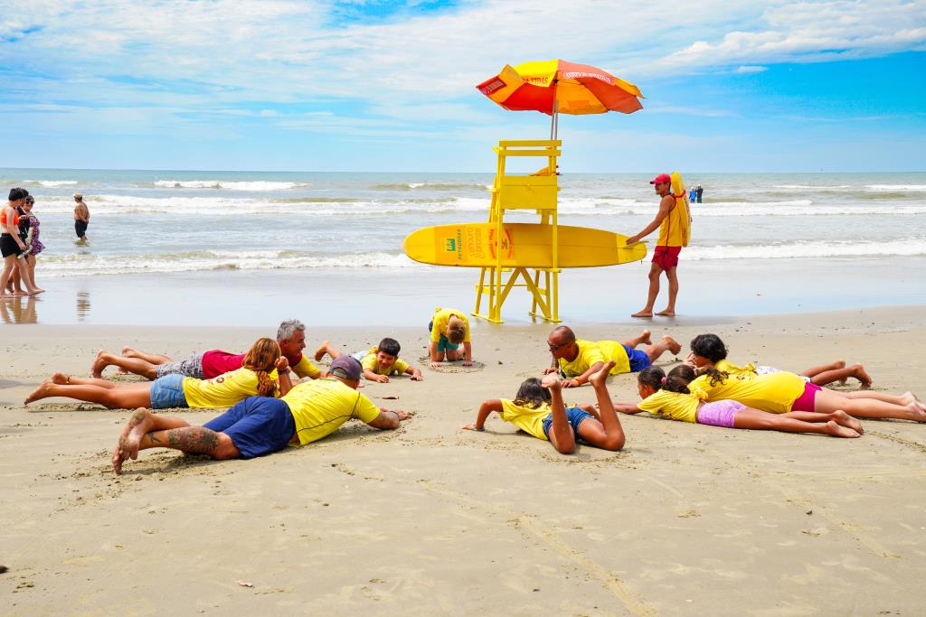 Mongaguá promove aulas gratuitas de surf em parceria com a ONG Esporte Vida