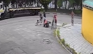 Bando tenta roubar moto de mulher em São Vicente e adolescente termina apreendido; VÍDEO