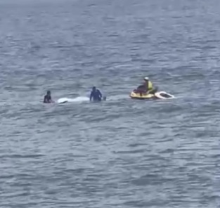 Piloto é resgatado após paramotor cair no mar próximo à Ilha Porchat