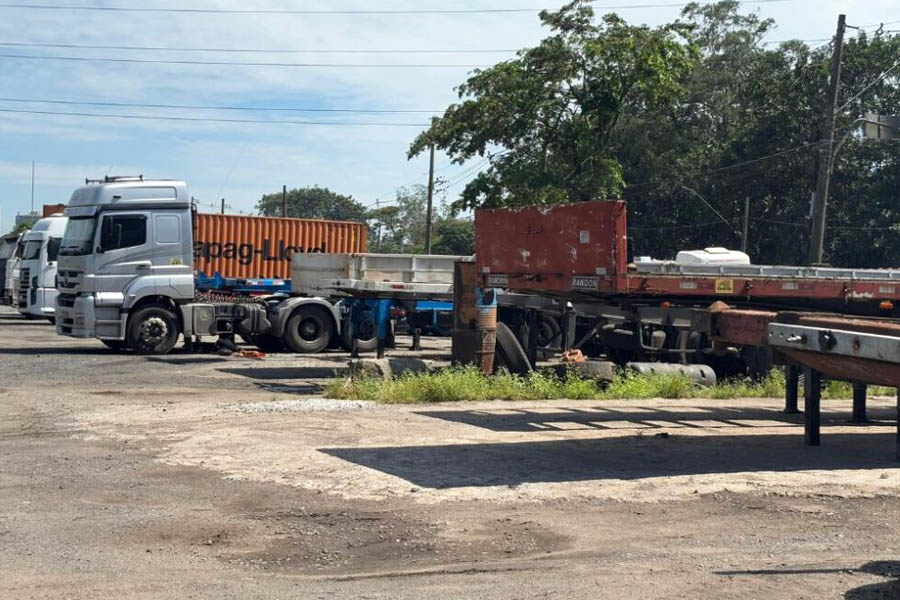 CMT realiza operação de vistoria em pátios de caminhões de Cubatão