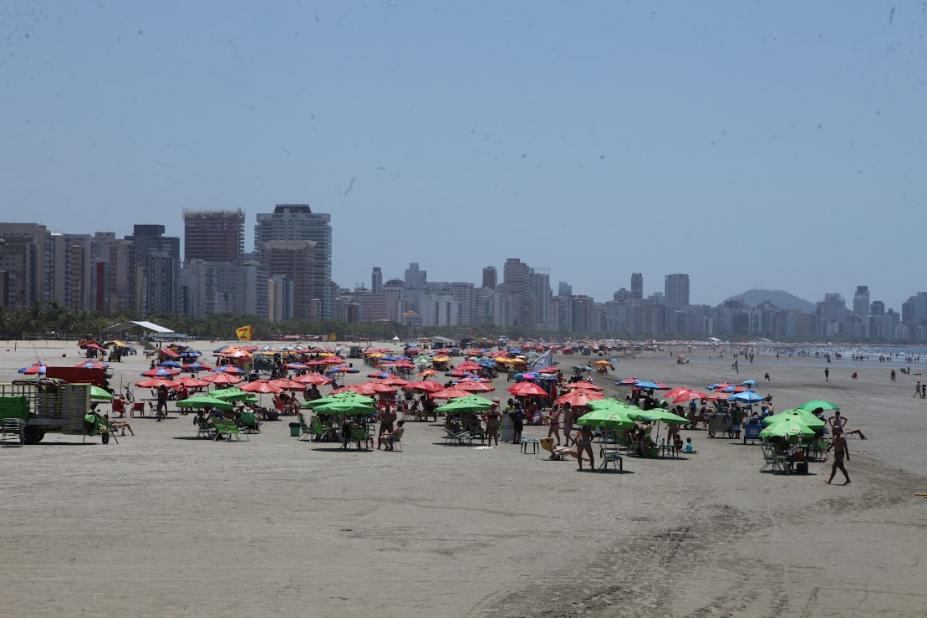 Santistas e turistas podem ajudar a coibir os abusos na praia com denúncias