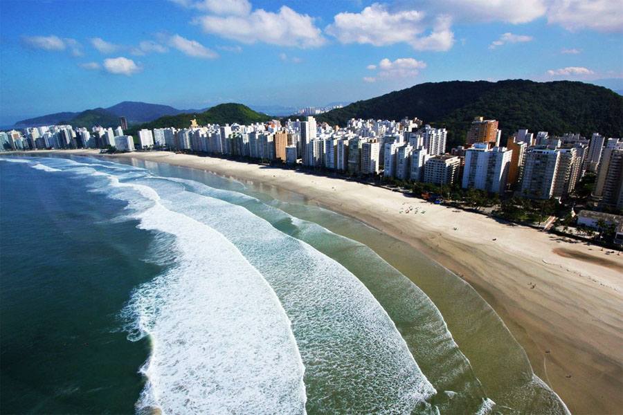 Corpo é encontrado por surfista na Praia das Pitangueiras, em Guarujá