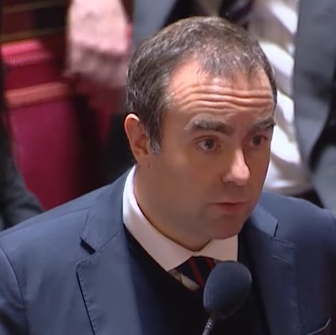 Premiê da França descumpre promessa a partidos e impõe orçamento sem votação