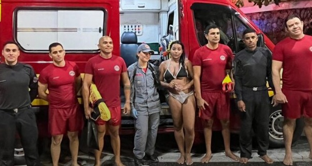 Policiais militares salvam mulher levada pelo mar em praia de Guarujá
