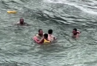 Bombeiros resgatam banhista arrastado por correnteza na Praia do Tombo, em Guarujá