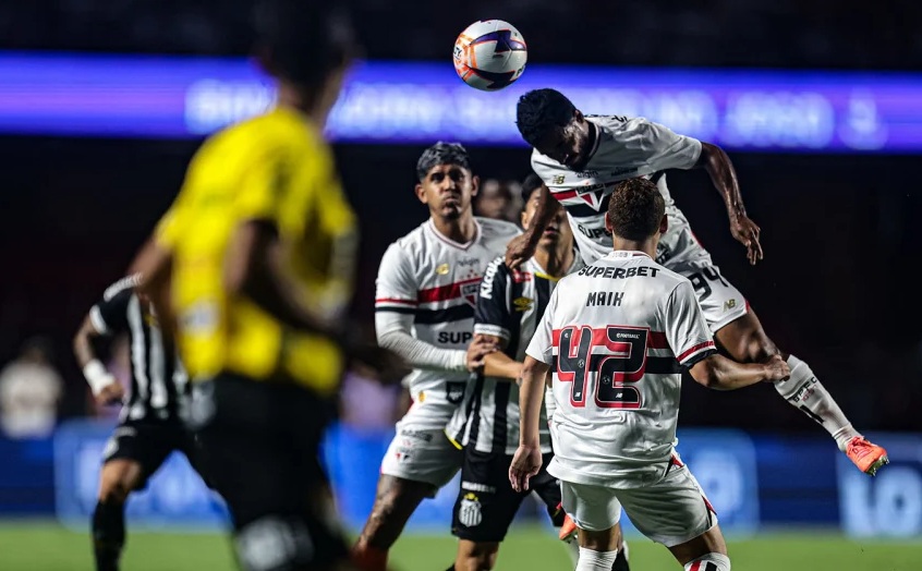 São Paulo aproveita expulsão e domina o Santos no MorumBIS