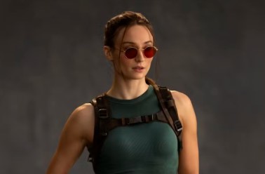 Sophie Turner surge como Lara Croft em primeira imagem divulgada pelo Prime Video