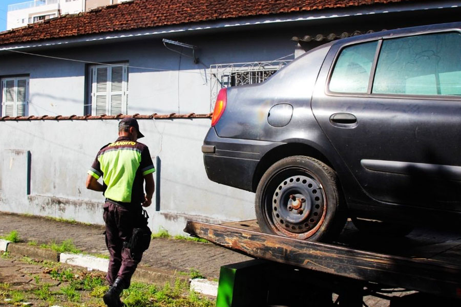 Operação Lata Velha remove 30 veículos abandonados em uma semana em São Vicente