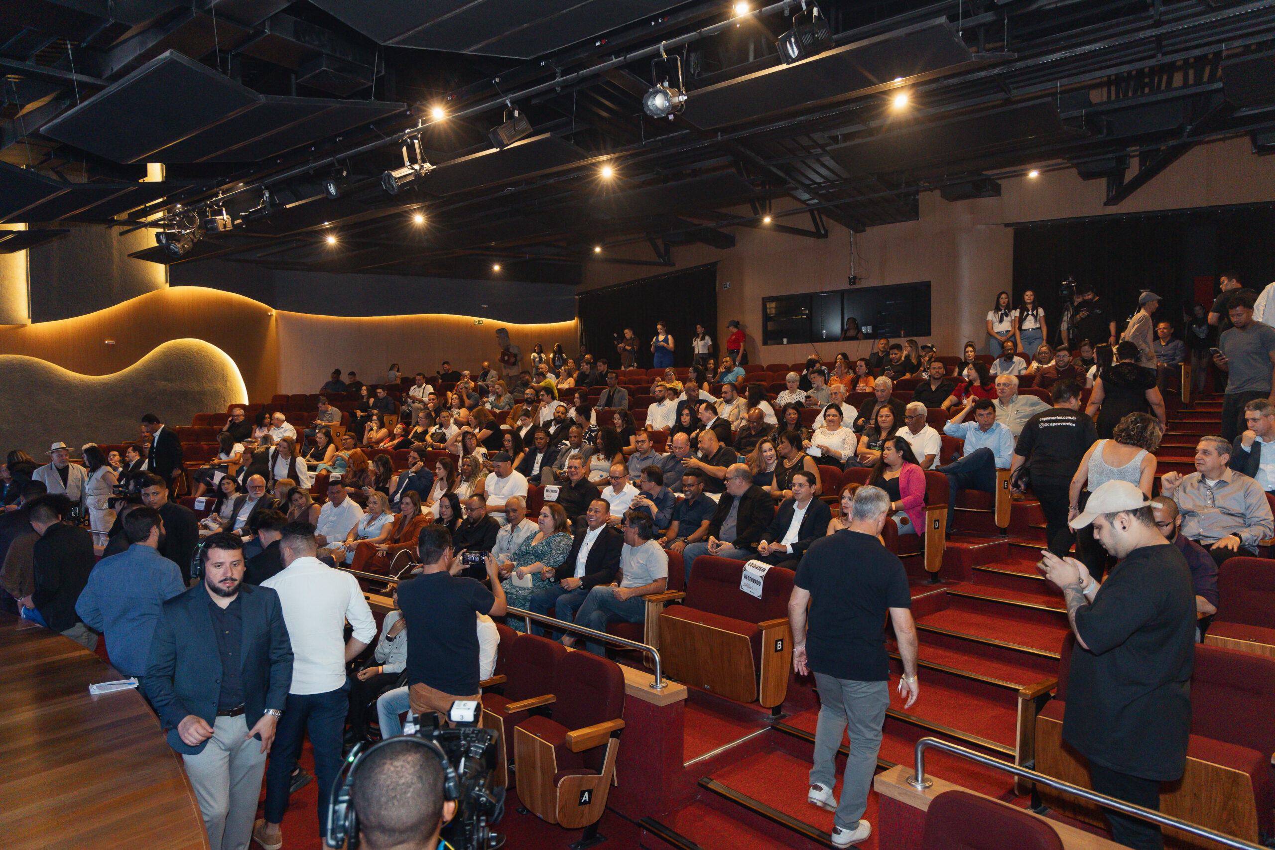 “Brasileiríssimo – Música da Melhor Qualidade” leva grandes clássicos do samba e MPB a teatro de Cubatão