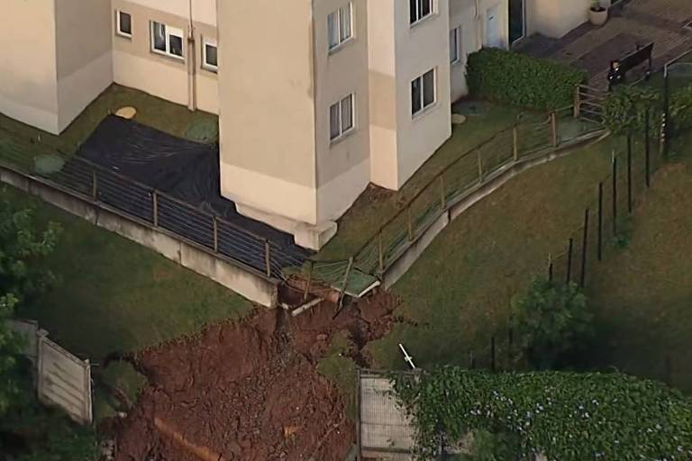 Chuvas causam danos em SP, que tem prédio e casas interditados por cratera