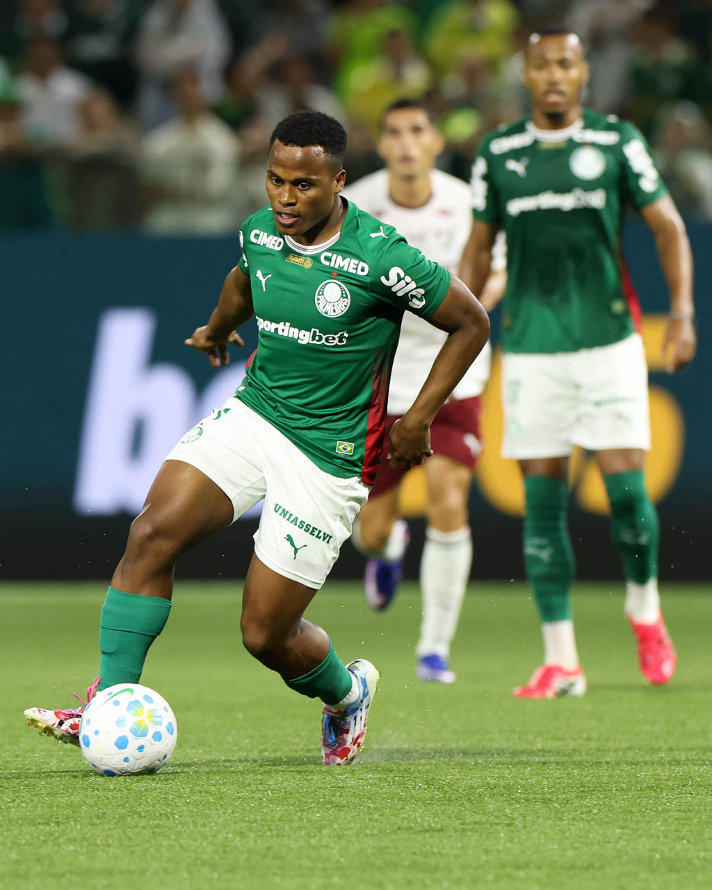 Palmeiras vence Fluminense no sufoco em reencontro de Arias e segue líder