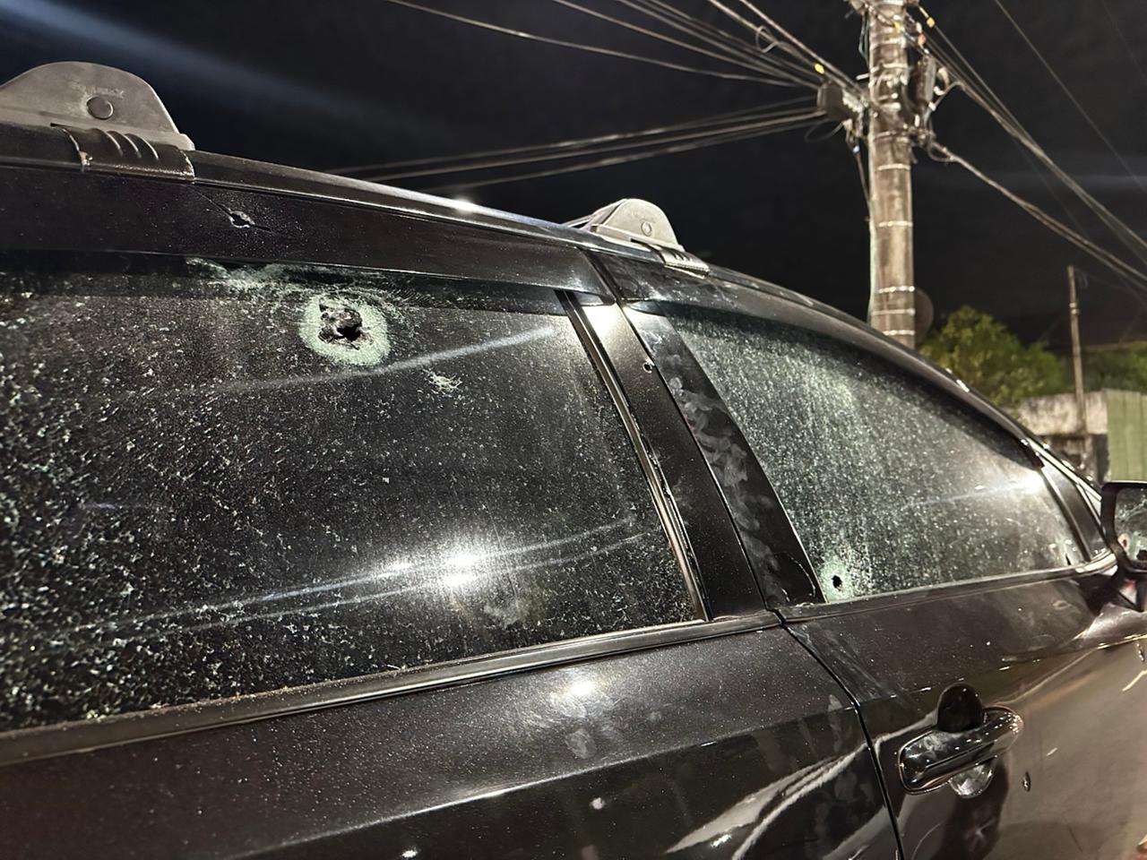 Carro de policial da reserva baleado por PMs foi atingido por mais de 10 tiros em Praia Grande