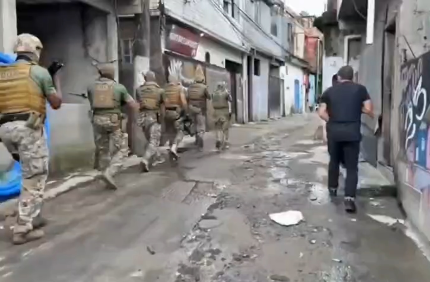 Polícia Civil prende mulher suspeita de integrar facção em operação na Caneleira, em Santos; VÍDEO