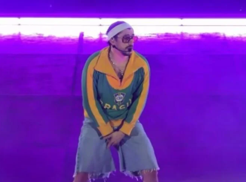Bad Bunny veste casaco de Pelé, usado na Copa de 1966, durante show no Brasil