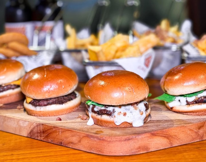 Conheça 12 lugares com rodízio de mini hambúrgueres na Baixada Santista