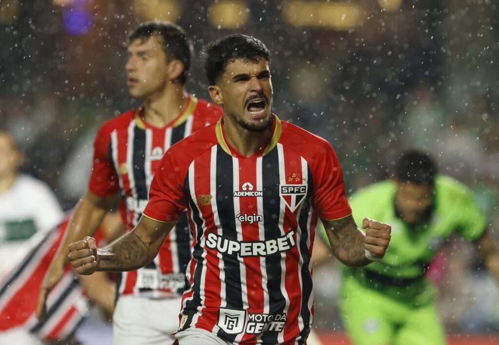 Cauly marca, São Paulo bate Coritiba e assume a liderança provisória do Brasileiro