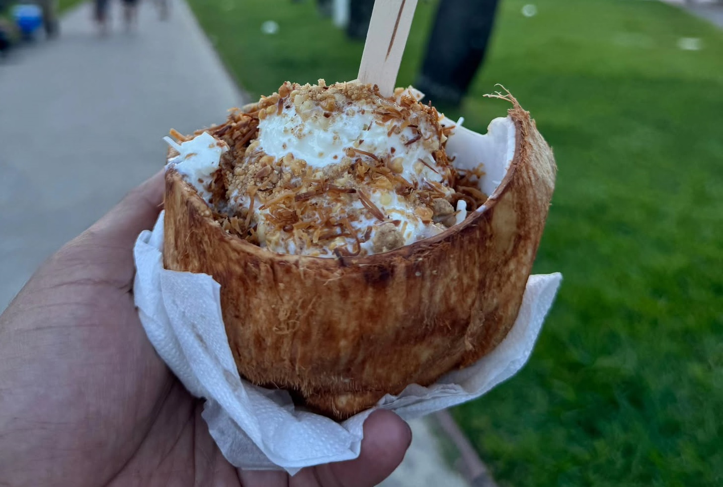 Após sucesso nas redes, sorvete no coco inaugura loja em Santos