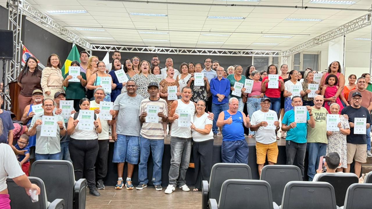 Cubatão entrega 66 escrituras a moradores após décadas de espera