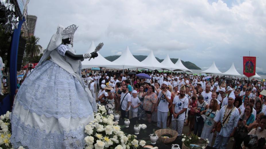 Festa de Iemanjá ocupa a Ponta da Praia, em Santos, neste domingo