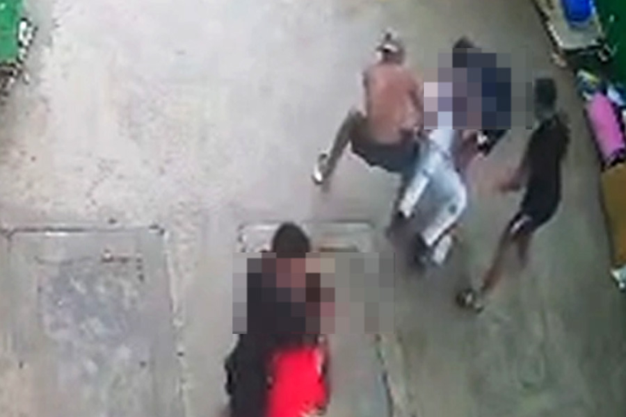 Jovens são roubados por criminosos durante ataque na saída da catraia em Santos; VÍDEO
