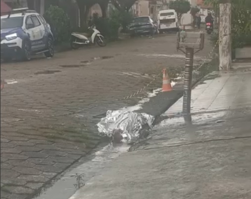 Atropelamento mata idosa e deixa motociclista ferido em São Vicente