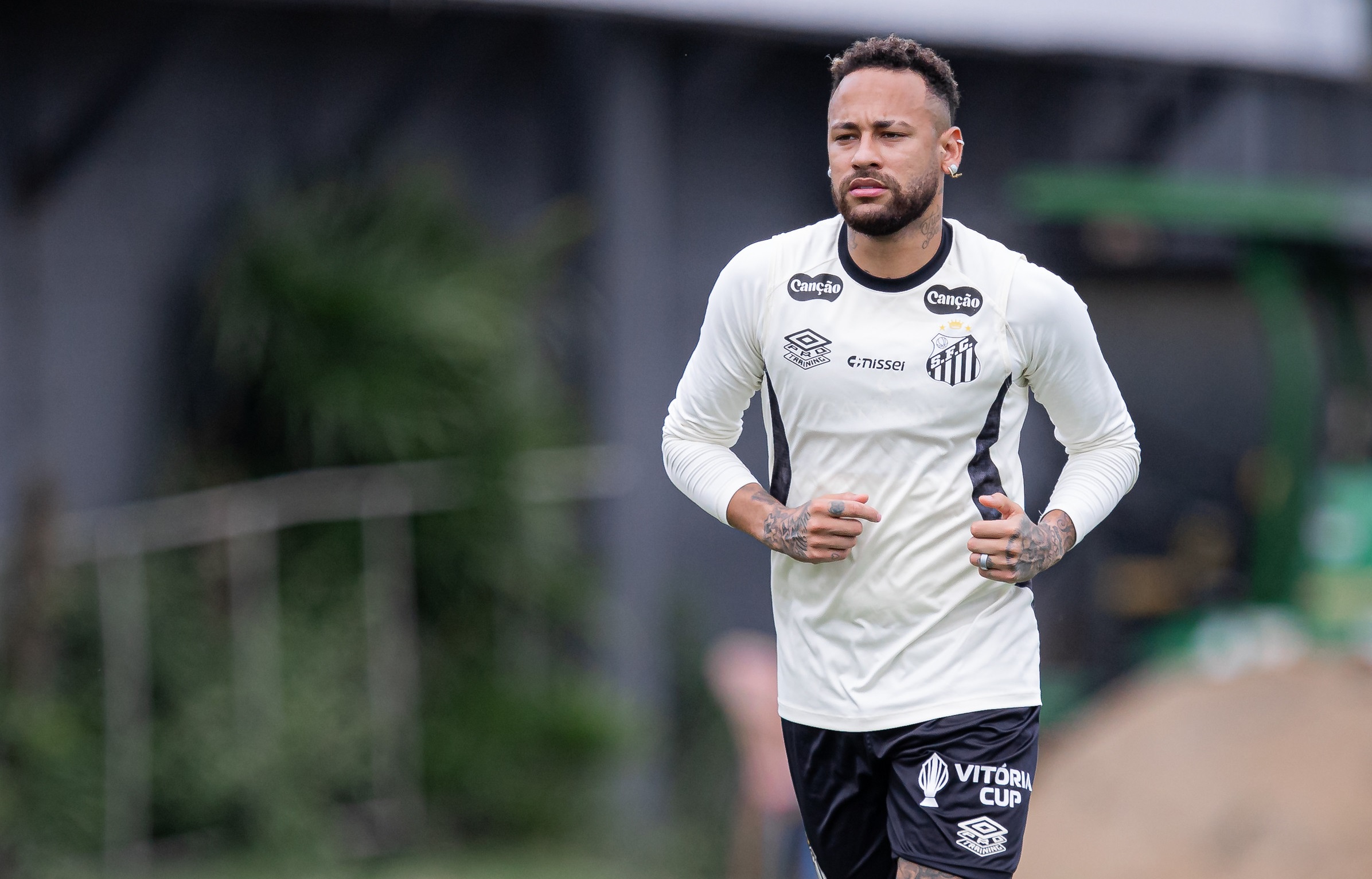 Neymar completa aniversário e vive expectativa pela estreia na temporada