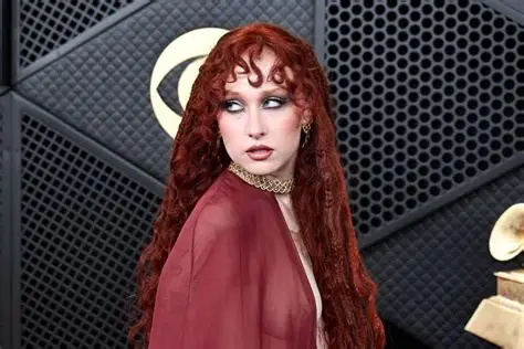 Chappell Roan usou prótese nos mamilos para vestir look no Grammy, diz maquiador