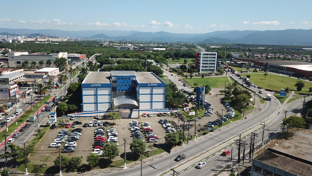 Guarujá abre concurso público para inspetor de alunos e processo seletivo para professor
