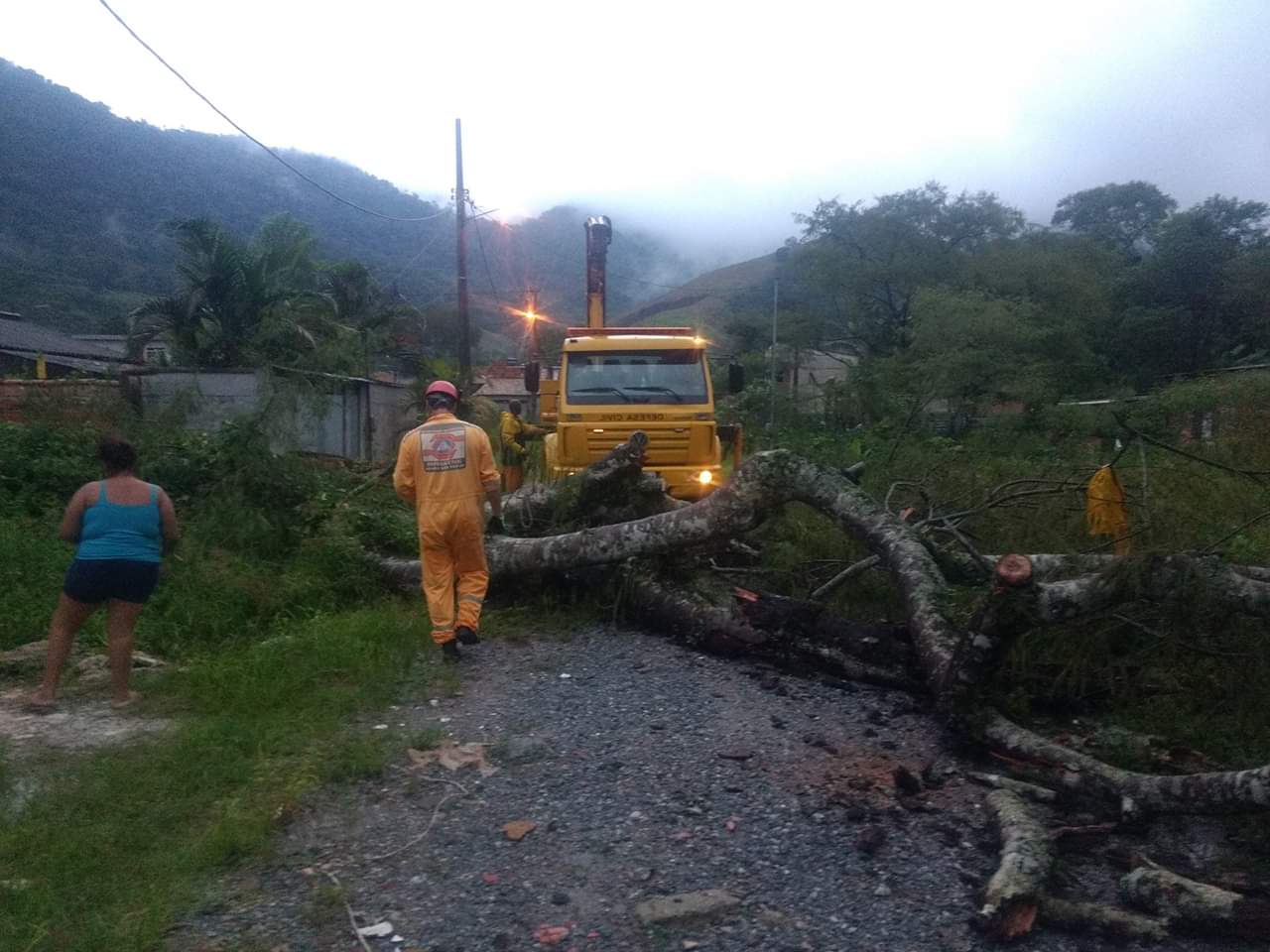 Temporal deixa 400 desalojados e faz soar sirenes em Angra dos Reis (RJ)