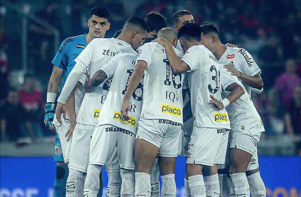 Thaciano marca para o Santos, mas Athletico vence no fim