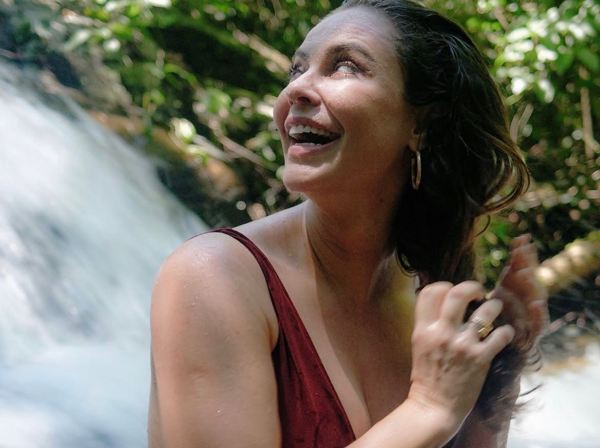 Paolla Oliveira publica vídeo tomando banho de cachoeira: 'Para energizar e encerrar'