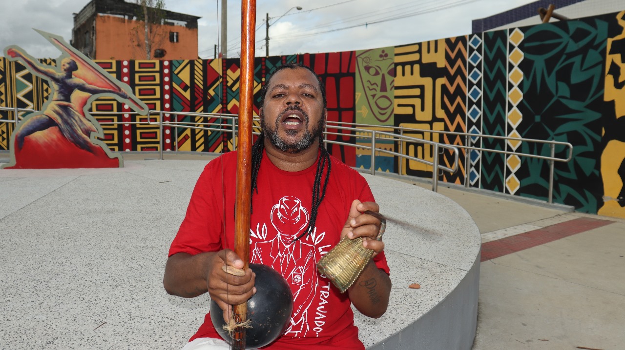 Nego Panda reconecta ancestralidade negra em lançamento de livro no Centro de Santos