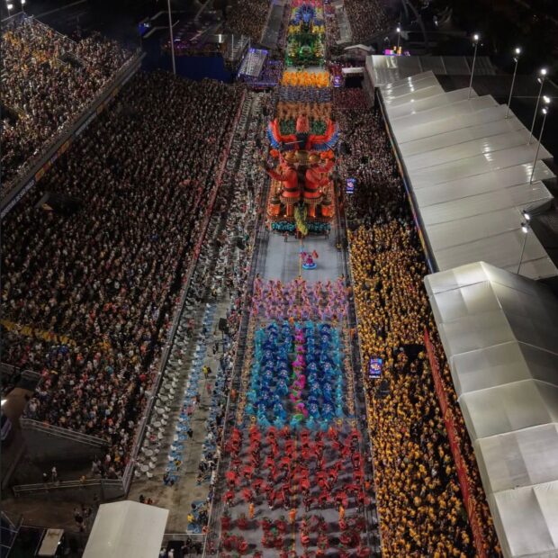 Rosas de Ouro e Dragões da Real encantam em noite marcada por atraso nos desfiles em SP