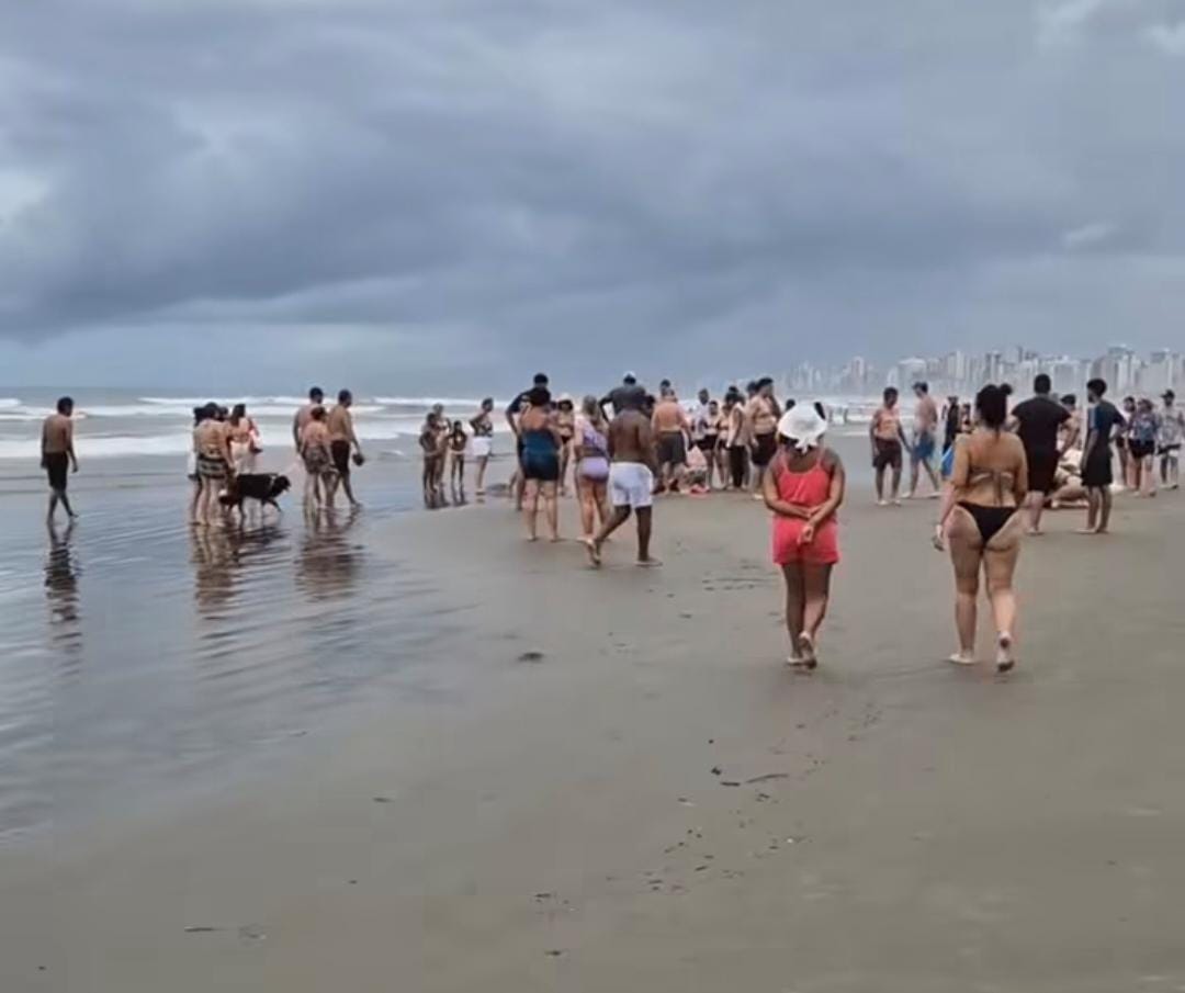 Adolescente sofre mal súbito no mar e é socorrida por guarda-vidas em Praia Grande