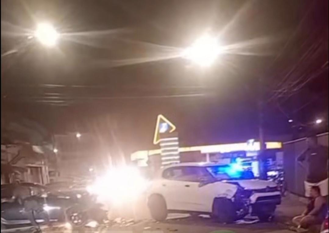 Motorista foge após bater em carro na contramão em Itanhaém