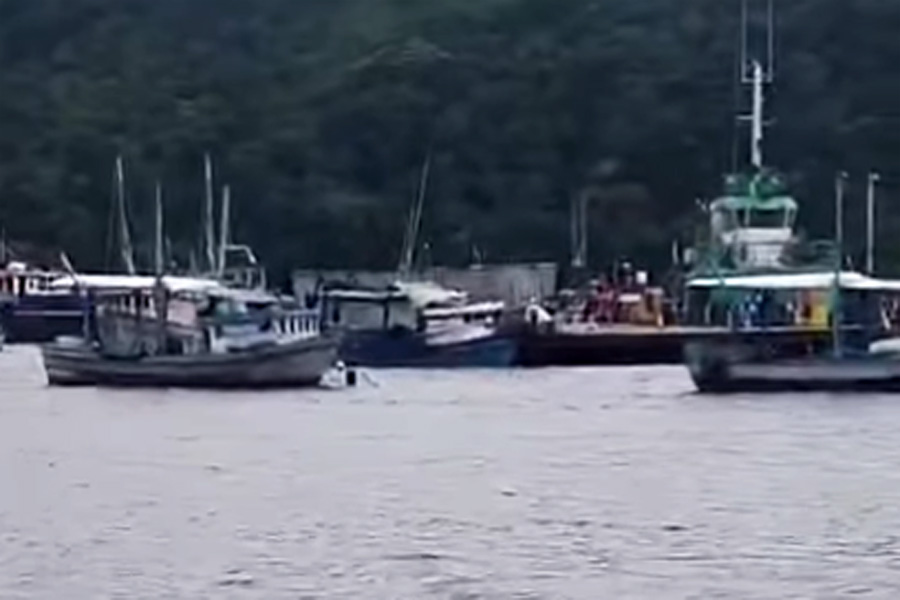 Balsa atinge embarcações na travessia entre Guarujá e Bertioga