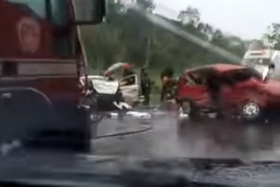 Acidente deixa seis feridos na Rio-Santos; três pessoas ficaram presas nas ferragens