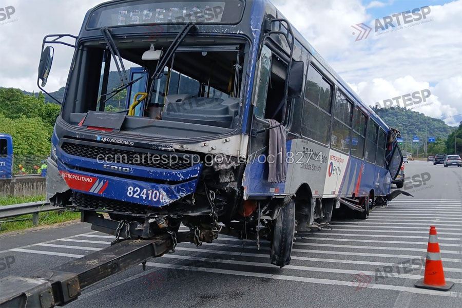 Ônibus bate em mureta de proteção de rodovia em São Vicente após o pneu furar
