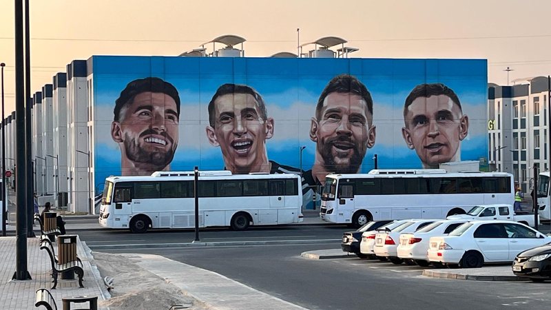 Bairro bombardeado no Qatar virou vila argentina na Copa com mural de Messi