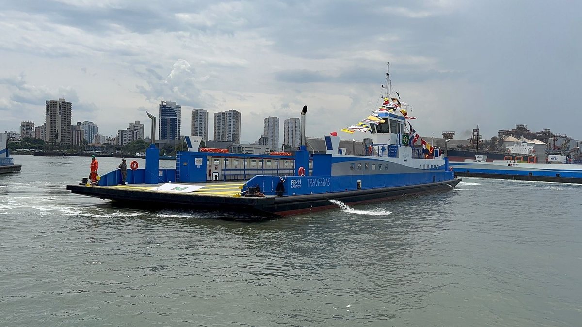 Balsa retoma operação após colisão com navio no canal do Porto de Santos