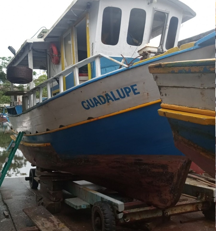 Duas pessoas morrem após barco naufragar durante temporal em Ubatuba
