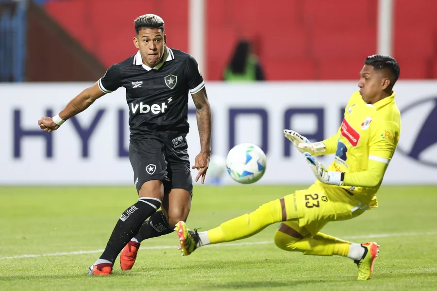 Botafogo empilha gols perdidos e perde para Potosí na Libertadores