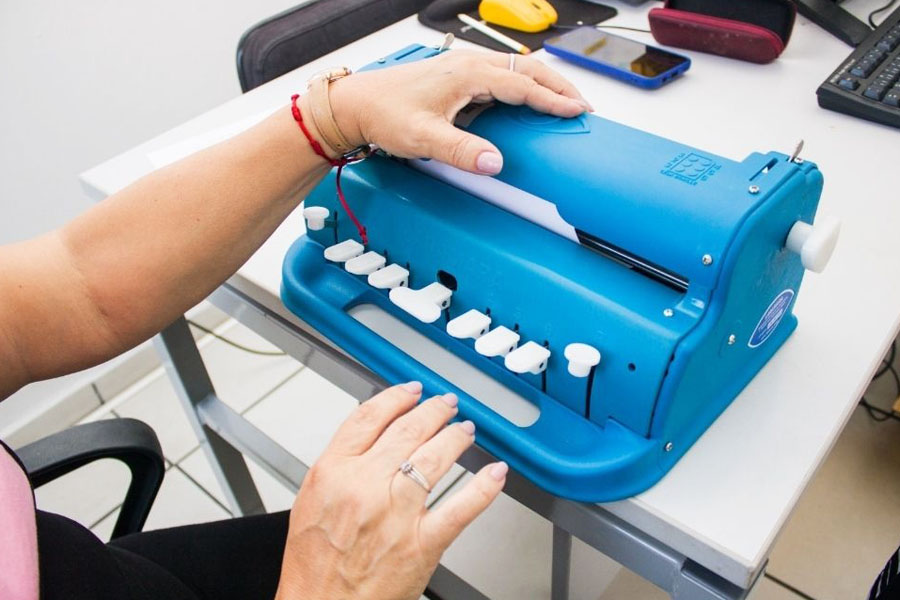 São Vicente adquire equipamentos em Braille para alunos com deficiência visual