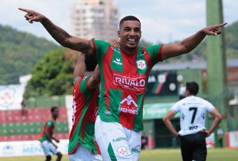 João Pedro exalta união do elenco e mira o acesso com a Briosa