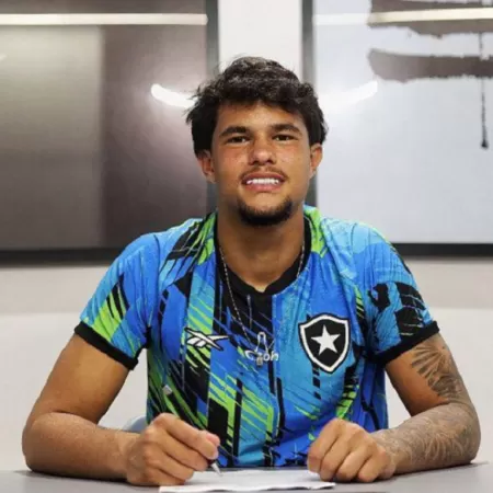 Bruninho Samudio faz 16 anos e assina 1º contrato profissional com Botafogo