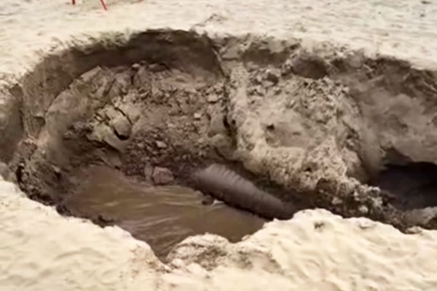 Tubulação se rompe e abre cratera na orla do Canto do Forte, em Praia Grande; VÍDEO