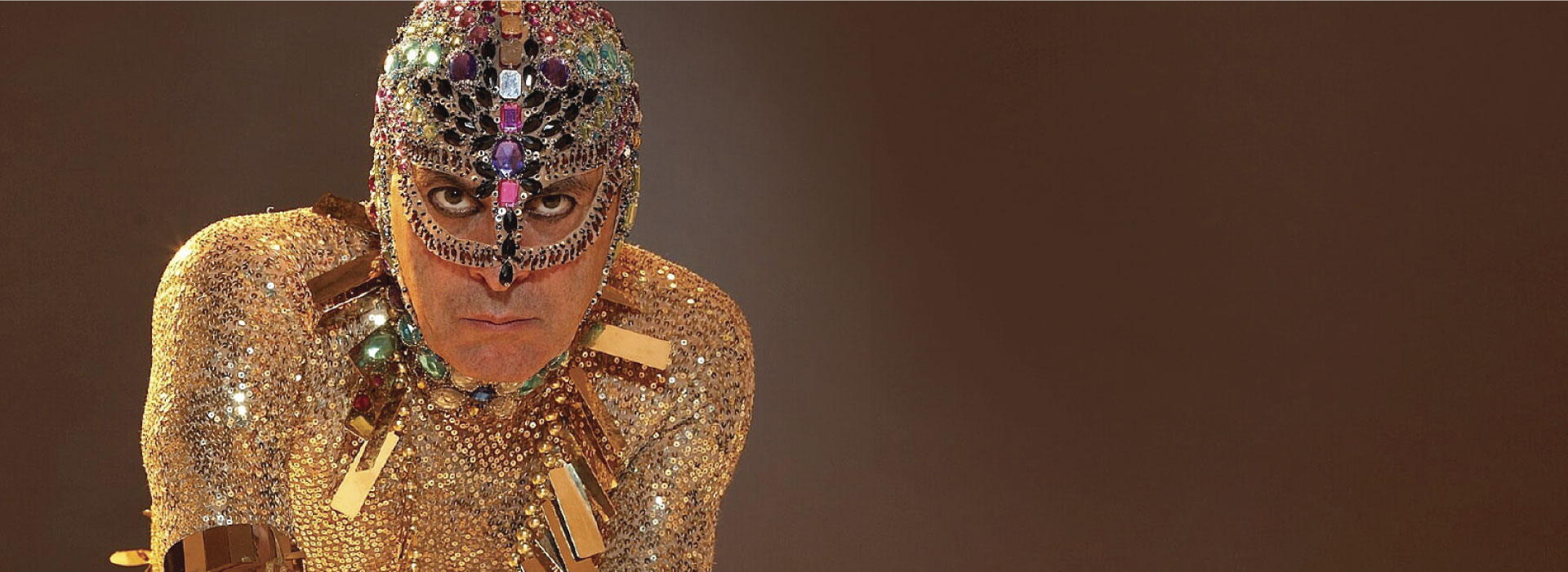 Senac Santos recebe exposição de figurinos históricos de Ney Matogrosso